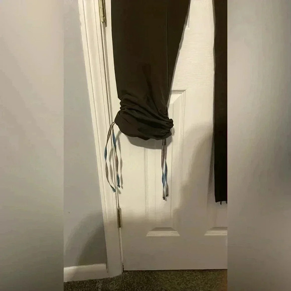 Women’s Under Armor Pants Capri Convertible Pants Dark Brown Great Condition - Picture 6 of 10